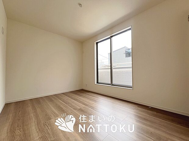 【現地写真（寝室）】木目の美しさを際立たせるシンプルデザインの建具を使用しています。