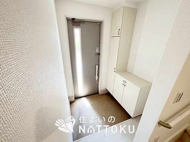 【現地写真（玄関）】玄関には、大型のシューズ収納を設置しています。