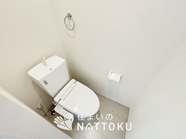 【トイレ】汚れてもサッとひと拭きでお手入れ簡単、エコ仕様の温水洗浄便座付きのトイレです。
バリアフリーにも配慮しています。