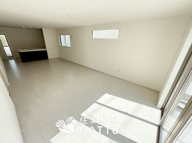 【現地写真（リビング）】フローリング材には、木目、色調など木材特有の風合いがあり、ナチュラルな美しさになっています。