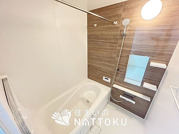 【現地写真（浴室）】浴室暖房乾燥機付き。１坪タイプで広々です。