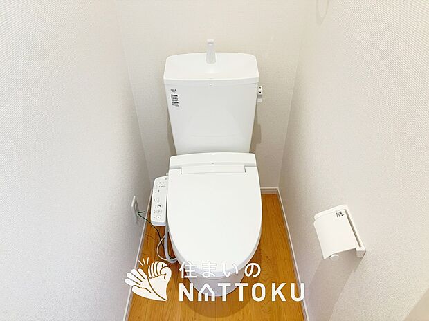 【トイレ】汚れてもサッとひと拭きでお手入れ簡単、エコ仕様の温水洗浄便座付きのトイレです。
バリアフリーにも配慮しています。