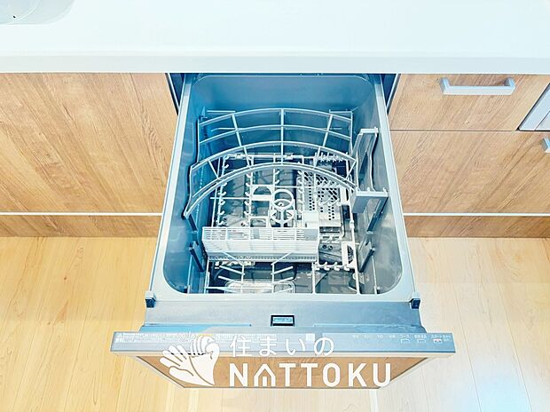 【食器洗い乾燥機】食後の時間にゆとりを与えてくれる食器洗い乾燥機。
操作ボタンも上面にあるので、腰をかがめずに操作ができラクラクです。