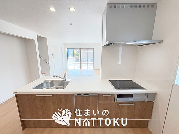 【現地写真(キッチン)】収納たっぷりのシステムキッチン、浄水器付水栓を標準装備しています。