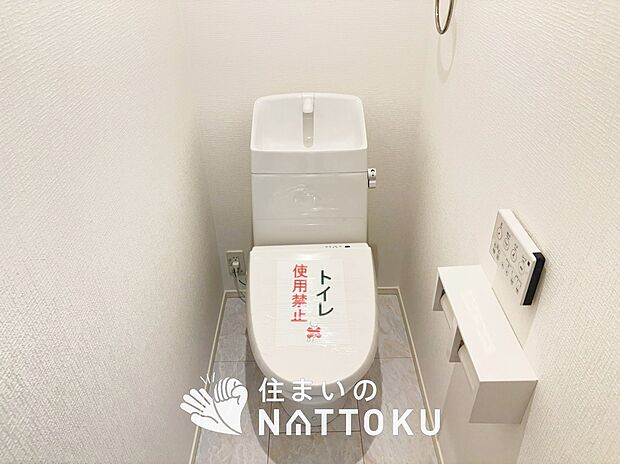 【トイレ 】汚れてもサッとひと拭きでお手入れ簡単、エコ仕様の温水洗浄便座付きのトイレです。
バリアフリーにも配慮しています。