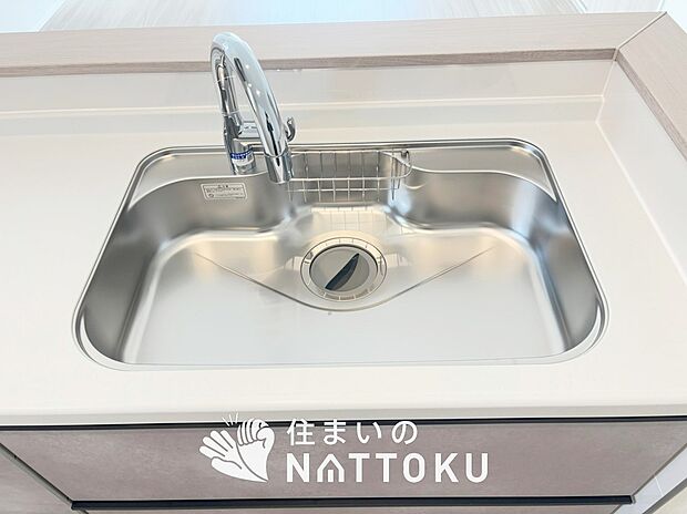 【浄水器内臓ハンドシャワー付シンク】広々とした凸型シンクに洗剤ポケットを標準装備。すっきり収納できます。
また、蛇口の先端に浄水器を内蔵しているため場所をとりません。
