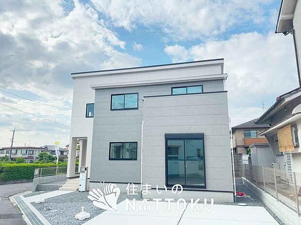 【現地写真(外観)】軽くて火災に強い屋根材を採用し、地震時の建物への負担や揺れを軽減しています。