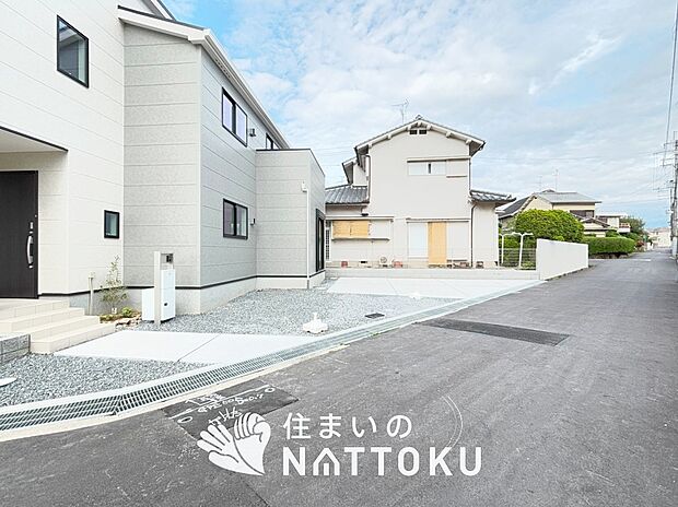 【現地写真(前道含む外観)】断熱性、気密性を高める工夫で一年中ずっと心地よく暮らせる、高気密・高断熱です。