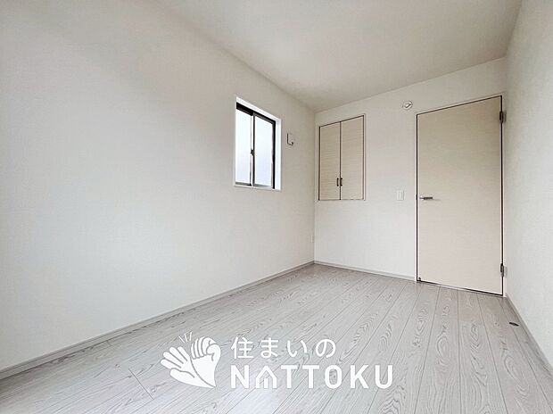 【現地写真（寝室）】木目の美しさを際立たせるシンプルデザインの建具を使用しています。