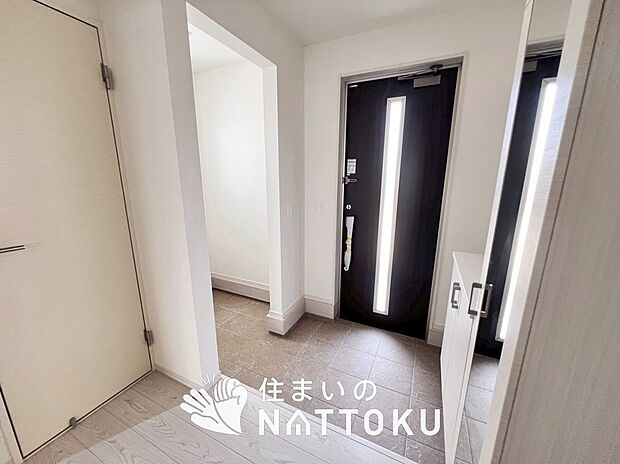 【現地写真（玄関）】玄関には、大型のシューズ収納を設置しています。