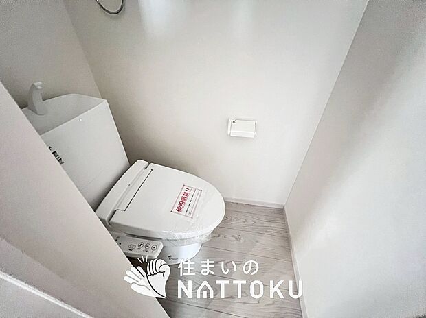 【トイレ】汚れてもサッとひと拭きでお手入れ簡単、エコ仕様の温水洗浄便座付きのトイレです。
バリアフリーにも配慮しています。