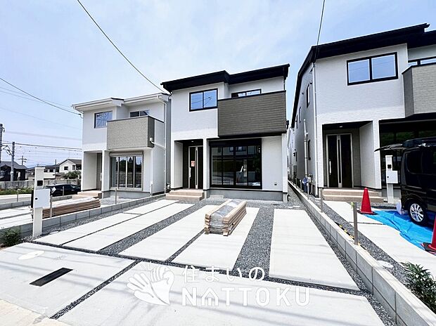 【現地写真（街並み）】雨で汚れを落とし、耐久性・耐候性に優れた外壁を使用しています。