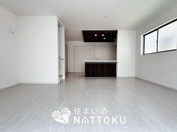 【現地写真（リビング）】フローリング材には、木目、色調など木材特有の風合いがあり、ナチュラルな美しさになっています。