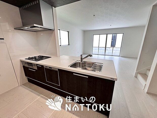 【現地写真（キッチン）】収納たっぷりのシステムキッチン、浄水器付水栓を標準装備しています。