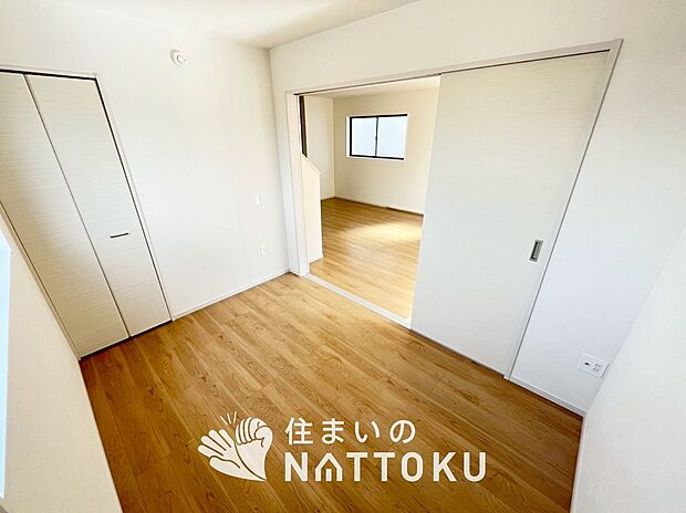 【現地写真(寝室)】木目の美しさを際立たせるシンプルデザインの建具を使用しています。