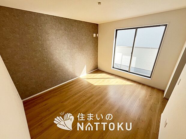 【現地写真(洋室)】木目の美しさを際立たせるシンプルデザインの建具を使用しています。