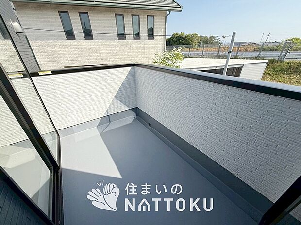 【バルコニー】奥行きが広く、洗濯物をゆったりと干せる十分な広さで、家族の洗濯も捗ります。