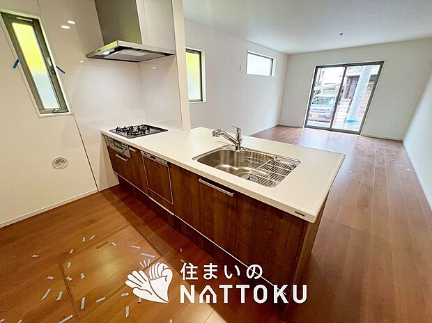 【現地写真（キッチン）】収納たっぷりのシステムキッチン、浄水器付水栓を標準装備しています。