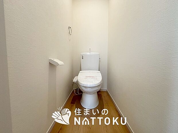 【トイレ】汚れてもサッとひと拭きでお手入れ簡単、エコ仕様の温水洗浄便座付きのトイレです。
バリアフリーにも配慮しています。