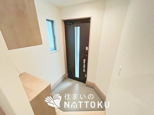 【現地写真(玄関)】玄関には、大型のシューズ収納を設置しています。