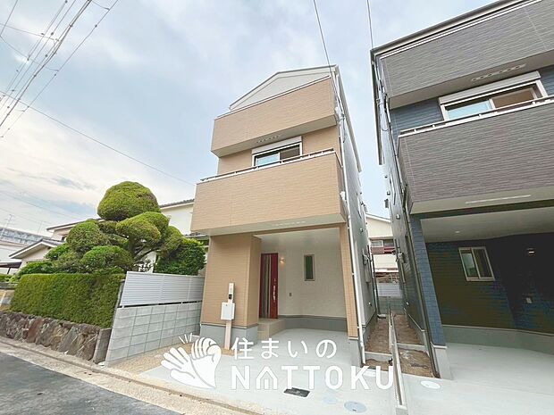 【現地写真(外観)【1号地】】雨で汚れを落とし、耐久性・耐候性に優れた外壁を使用しています。