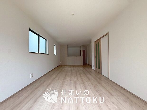 【現地写真（リビング）】フローリング材には、木目、色調など木材特有の風合いがあり、ナチュラルな美しさになっています。