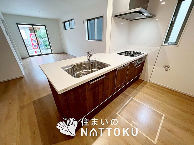 【現地写真（キッチン）】収納たっぷりのシステムキッチン、浄水器付水栓を標準装備しています。