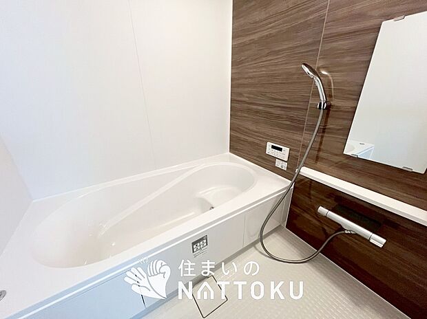 【現地写真（浴室）】浴室暖房乾燥機付き。１坪タイプで広々です。