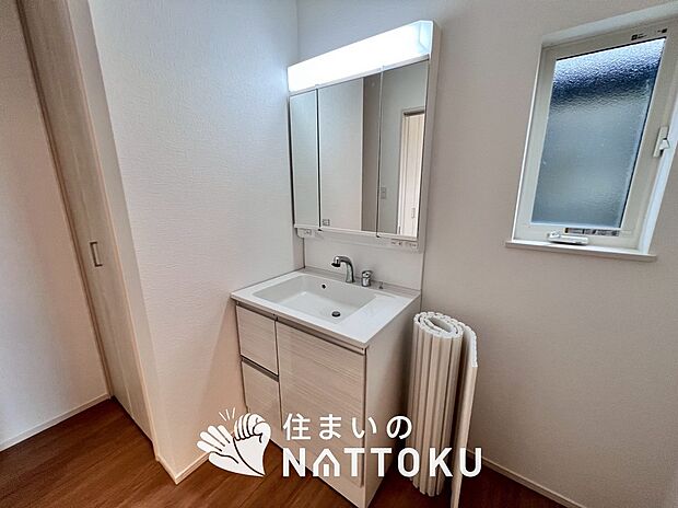 【洗面台・洗面所】鏡の両サイドは、必要なものを取出しやすく、大きな鏡面で朝の準備も快適。
使いやすいリフトアップ機能付きのシングルレバーシャワー水栓付です。