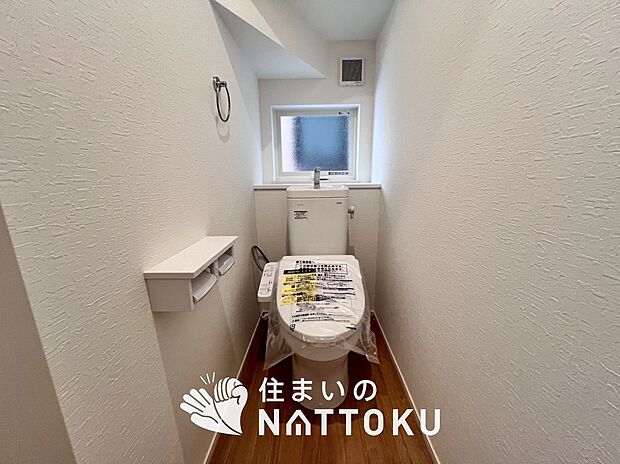 【トイレ】汚れてもサッとひと拭きでお手入れ簡単、エコ仕様の温水洗浄便座付きのトイレです。
バリアフリーにも配慮しています。