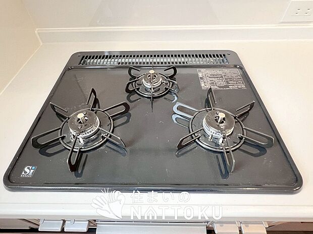 【ビルトインコンロ】フラットな構造で清掃性が高く、過熱防止センサー付３口タイプで日頃の家事も快適です。