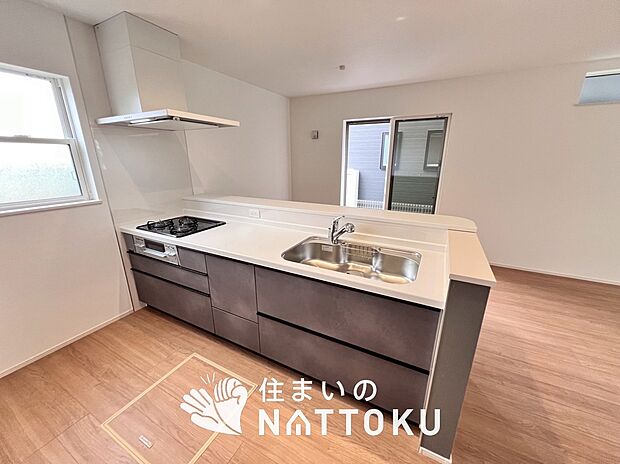 【現地写真（キッチン）】収納たっぷりのシステムキッチン、浄水器付水栓を標準装備しています。