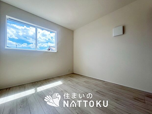 【現地写真(寝室)】木目の美しさを際立たせるシンプルデザインの建具を使用しています。