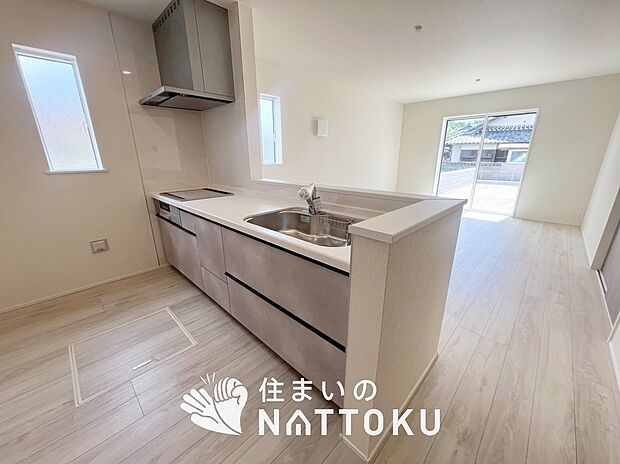 【現地写真(キッチン)】収納たっぷりのシステムキッチン、浄水器付水栓を標準装備しています。