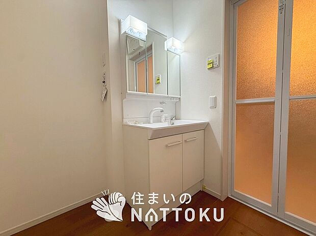 【洗面台・洗面所】鏡の両サイドは、必要なものを取出しやすく、大きな鏡面で朝の準備も快適。
使いやすいリフトアップ機能付きのシングルレバーシャワー水栓付です。