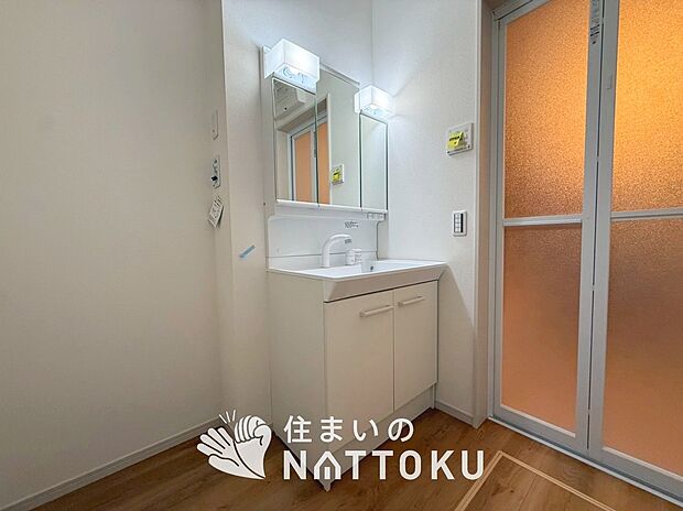 【洗面台・洗面所】鏡の両サイドは、必要なものを取出しやすく、大きな鏡面で朝の準備も快適。
使いやすいリフトアップ機能付きのシングルレバーシャワー水栓付です。