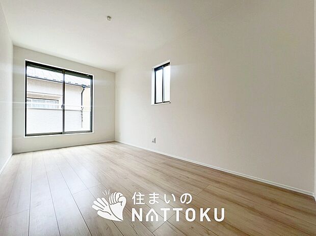 【現地写真（寝室）】木目の美しさを際立たせるシンプルデザインの建具を使用しています。