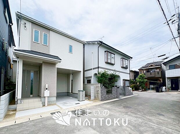 【現地写真（前道含む外観）】健康被害に配慮したもっとも安全性の高い建材を採用し、シックハウス対策をしております。