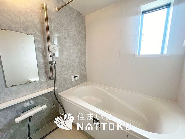 【現地写真（浴室）】浴室暖房乾燥機付き。１坪タイプで広々です。