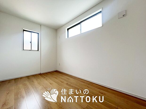 【現地写真（洋室）】木目の美しさを際立たせるシンプルデザインの建具を使用しています。