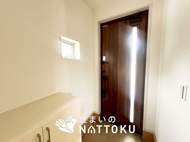 【現地写真（玄関）】玄関には、大型のシューズ収納を設置しています。