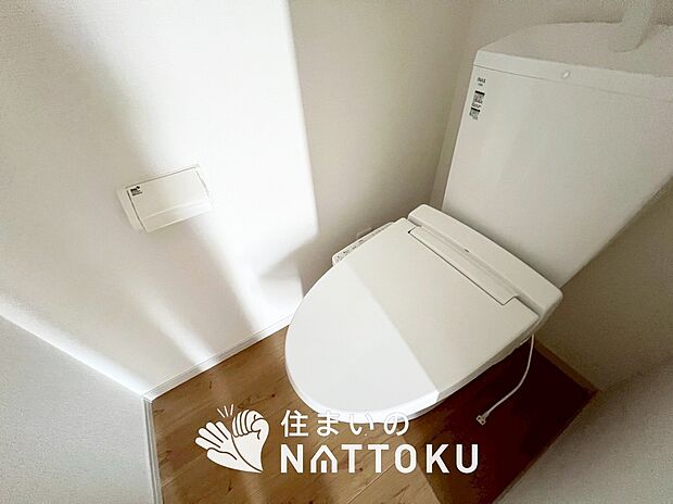 【トイレ】汚れてもサッとひと拭きでお手入れ簡単、エコ仕様の温水洗浄便座付きのトイレです。
バリアフリーにも配慮しています。