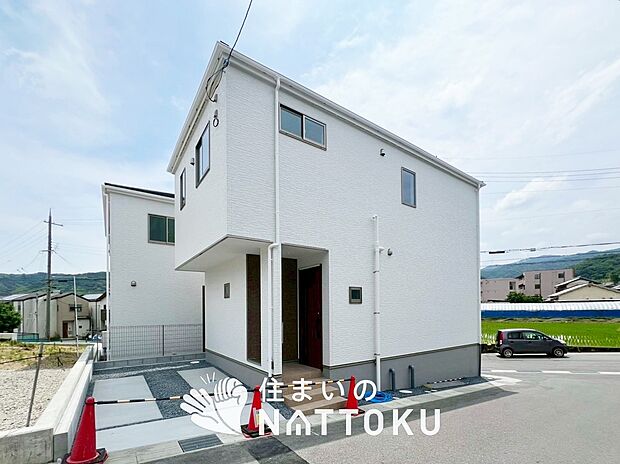 【現地写真（外観）【１号地】】軽くて火災に強い屋根材を採用し、地震時の建物への負担や揺れを軽減しています。