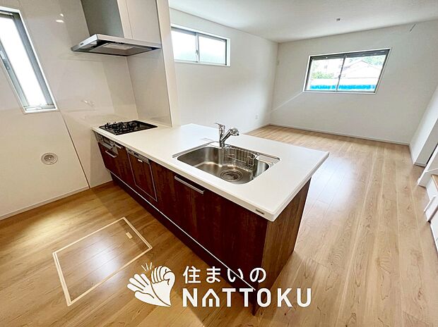 【現地写真（キッチン）】収納たっぷりのシステムキッチン、浄水器付水栓を標準装備しています。