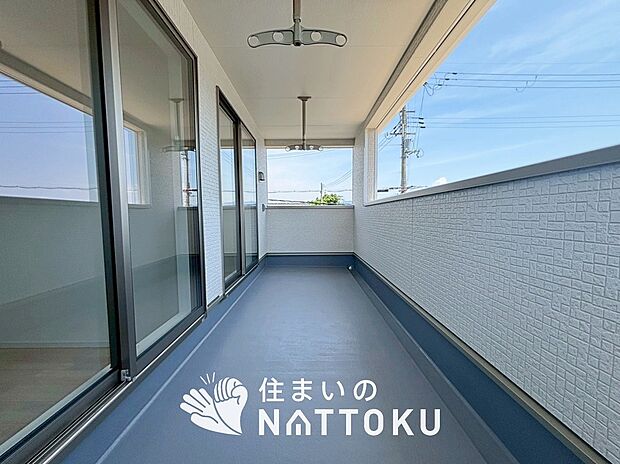 【バルコニー】奥行きが広く、洗濯物をゆったりと干せる十分な広さで、家族の洗濯も捗ります。