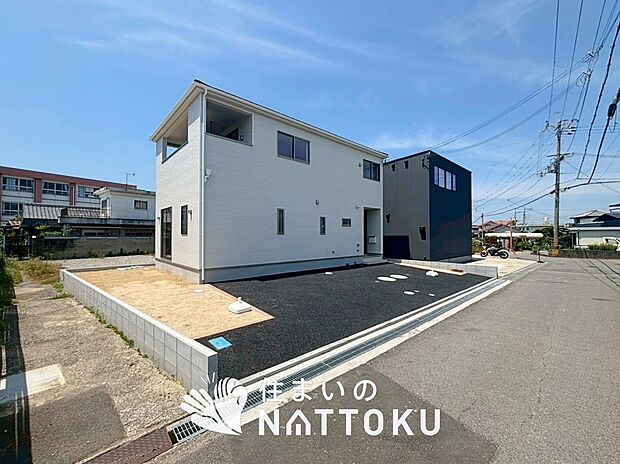 【現地写真（前道含む外観）】健康被害に配慮したもっとも安全性の高い建材を採用し、シックハウス対策をしております。