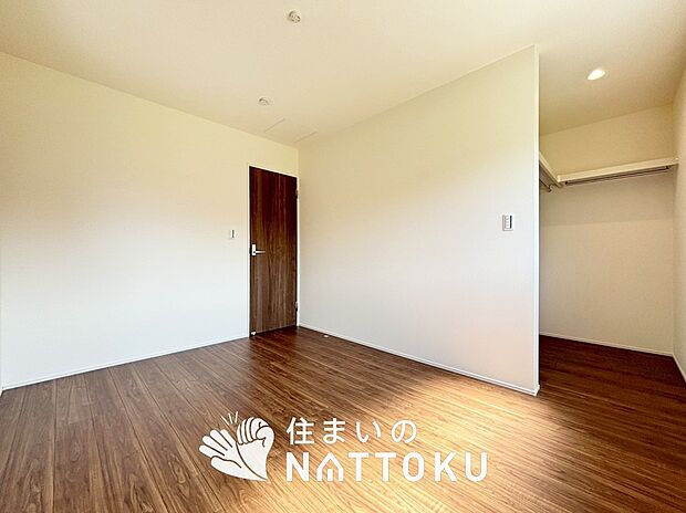 【現地写真(寝室)】木目の美しさを際立たせるシンプルデザインの建具を使用しています。