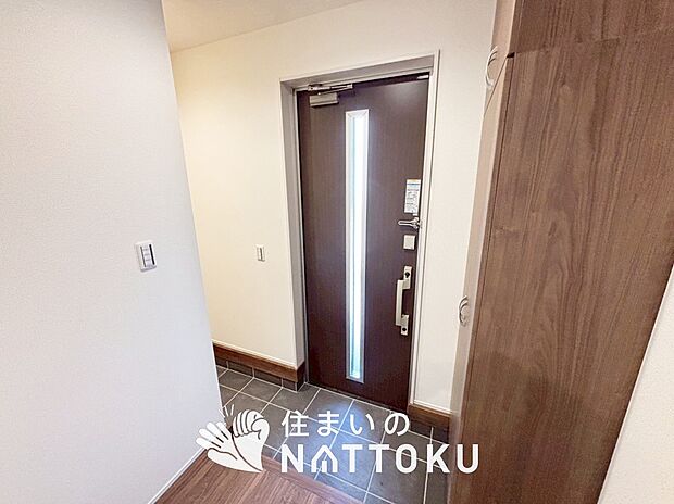 【現地写真(玄関)】玄関には、大型のシューズ収納を設置しています。