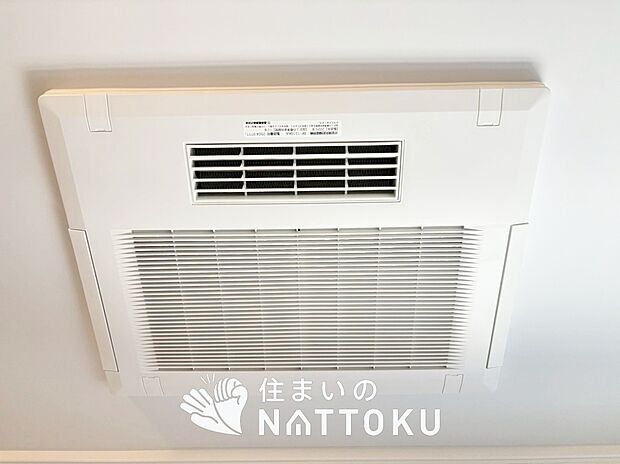 【電気式浴室暖房換気乾燥機】寒い冬場はあたたかく、暑い夏場は扇風機のような心地よさです。
雨の日は、浴室が衣類乾燥スペースになります。
