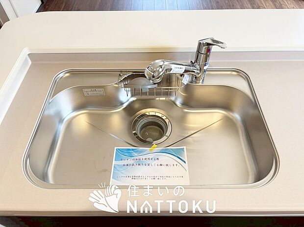 【浄水器内臓型ハンドシャワー付シンク】傷や汚れが付きにくい静音仕様の全面エンボス加工シンク。
また、蛇口の先端に浄水器を内蔵。浄水シャワーが使える毎分4リットルのたっぷり浄水。